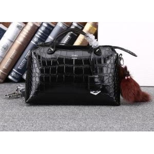 2026 完売品！FENDI フェンディ ショルダーベルト付 レディース ハンドバッグ 2350