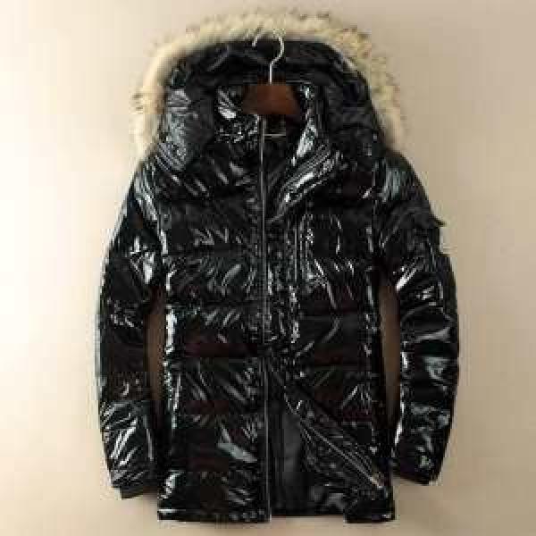 ムダな装飾を排したデザイン  2026 MONCLER モンクレール ダウンジャケット