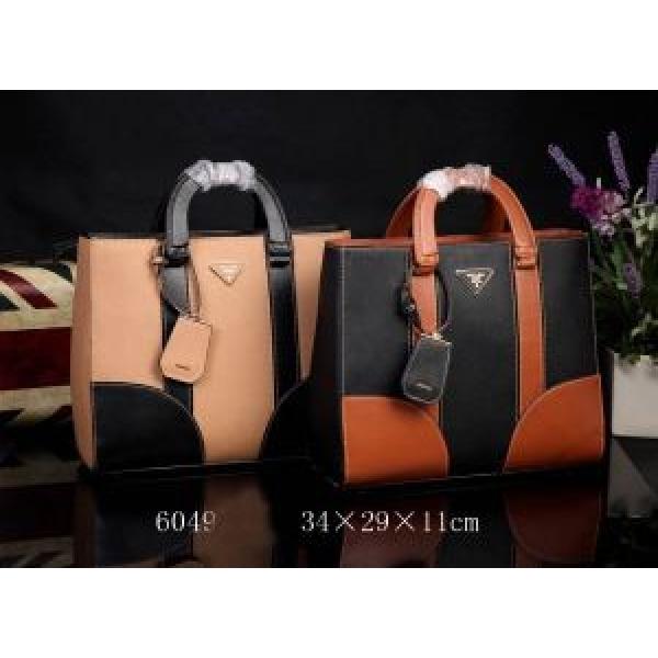 PRADA プラダ 2026 秋冬 首胸ロゴ レディースハンドバッグ 2色可選 6049