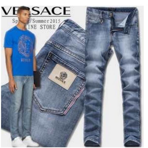 人気商品　2026春夏 VERSACE ヴェルサーチ 存在感◎ 裾にかけて細くなるテーパード加工 デニムパンツ