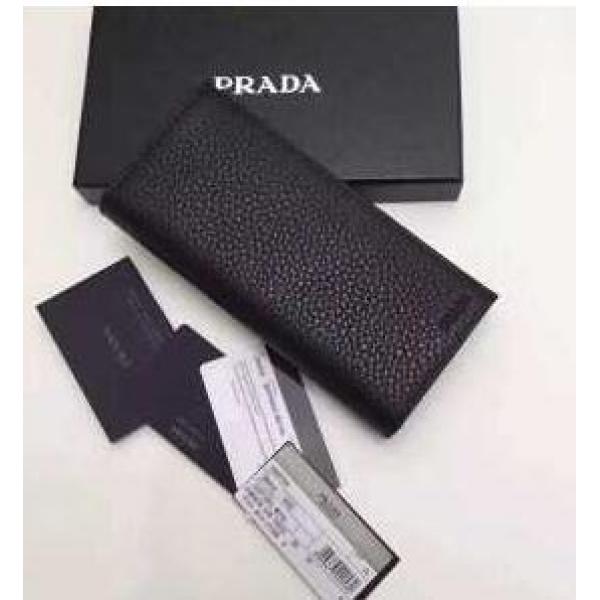 カジュアル感　秋冬 prada プラダ 機能性も抜群　二つ折り財布 