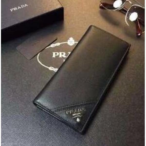 高級感のあるデザイン　秋冬 prada プラダ　収納できる 二つ折り財布 