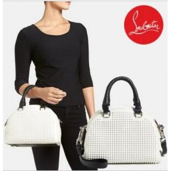 お買い得　クリスチャン ルブタン　 Christian Louboutin　優しい肌触りの良いスタッズドームサッチェルバッグ　ホワイト 