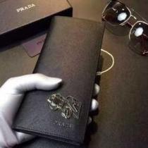 目立つ　秋冬 prada プラダ　飽きのこないモデル　 二つ折り財布