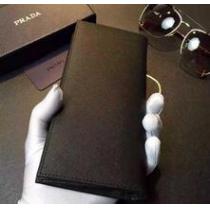 目立つ　秋冬 prada プラダ　飽きのこないモデル　 二つ折り財布