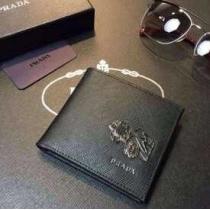 実用性が備わった 秋冬 prada プラダ 抜群の収納力　短財布 