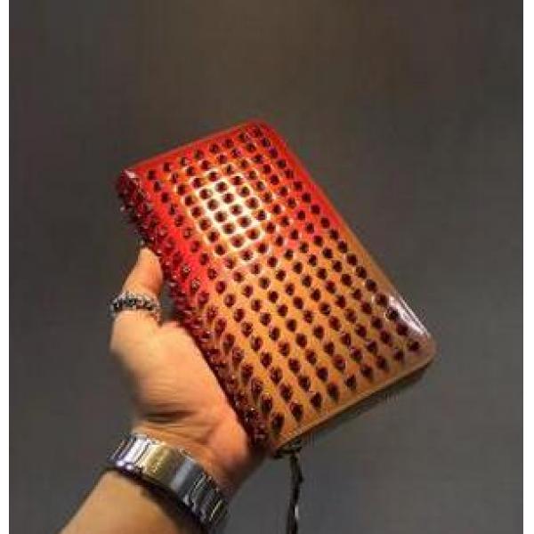実用的なアイテム　クリスチャン ルブタン　 使い勝手の良い長財布 ラウンドジップ  レッドピンク
