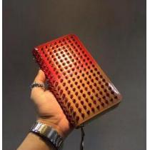 実用的なアイテム　クリスチャン ルブタン　 使い勝手の良い長財布 ラウンドジップ...