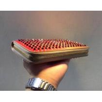 実用的なアイテム　クリスチャン ルブタン　 使い勝手の良い長財布 ラウンドジップ  レッドピンク