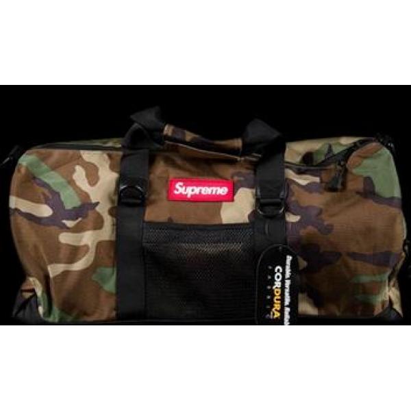 レジャーの必須アイテム　Supreme シュプリーム　コンツアーダッフルバッグ　カモフラージュ.