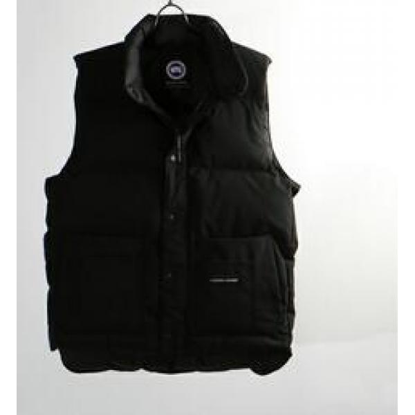 存在感あるアイテム　　CANADA GOOSE/カナダグース　滑らかな質感ダウンジャケット.