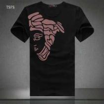 抜群の雰囲気が作れる! 2026春夏 ヴェルサーチVERSACE  半袖Tシャツ...