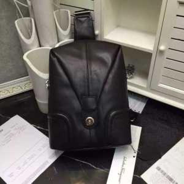 2026 首胸ロゴ  サルヴァトーレフェラガモ FERRAGAMO ショルダーバッグ 斜め掛けバッグ 105