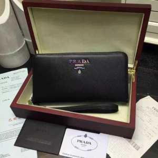 収納力に優れているプラダ PRADA 大人気　財布 3704