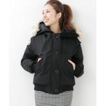 着心地も快適に　CANADA GOOSE　　保温性を高めるレディースダウンジャケット.
