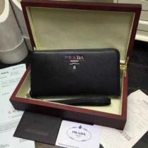 収納力に優れているプラダ PRADA 大人気　財布 3704
