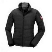 保温効果も抜群のCanada Goose 厚手の生地で好印象があるダウンジャケット.