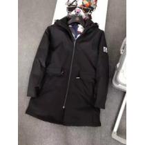 適度に光沢感のあるMONCLER モンクレール 保温効果は抜群 ダウンジャケット
