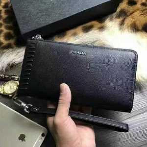 2026春夏 ムダな装飾を排したデザイン  プラダ PRADA 財布