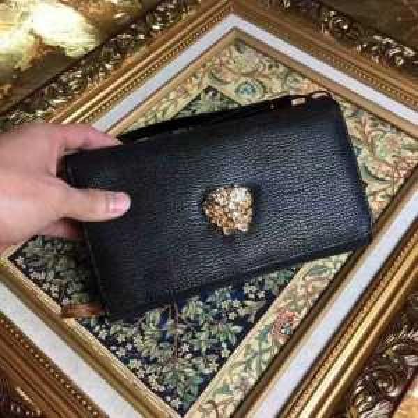 ムダな装飾を排したデザイン 2026春夏 ヴェルサーチ VERSACE 財布