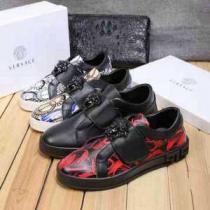 抜群の雰囲気が作れるモデル ヴェルサーチ VERSACE 大活躍フラットシューズ...