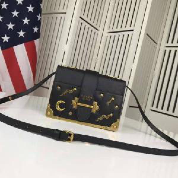 PRADA プラダ 2026特選新作 ショルダーバッグ 海外セレブ定番愛用