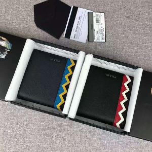 今からの季節にピッタリ！ 2色可選 2026春夏 プラダ PRADA 財布 お洒落な存在感