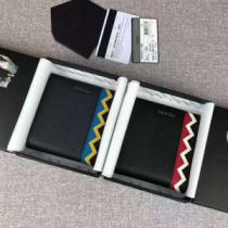 今からの季節にピッタリ！ 2色可選 2026春夏 プラダ PRADA 財布 お洒落な存在感