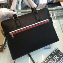 ハンドバッグ ムダな装飾を排したデザイン 2026秋冬 プラダ PRADA