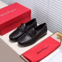 FERRAGAMO すっかり定番化 履き心地抜群フェラガモ カジュアルシューズ2...