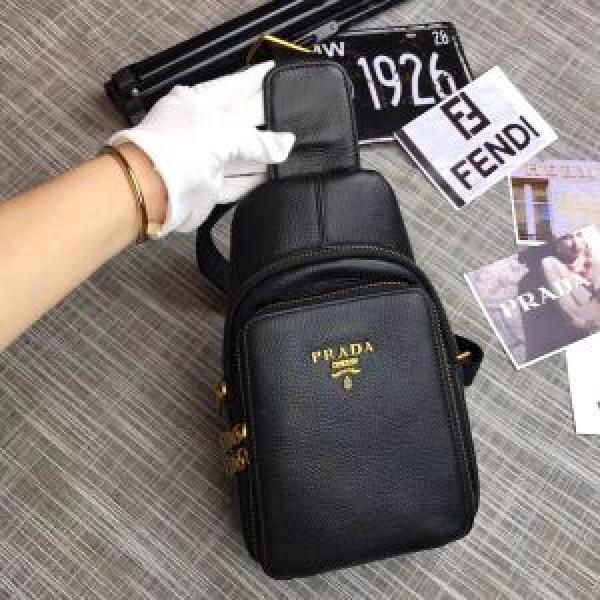 斜め掛けバッグ プラダ PRADA 2026年人気満々のブランド 上品でファッション