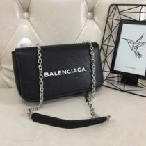 人気デザインで欲しいバレンシアガ BALENCIAGA 2色選択可ショルダーバッ...