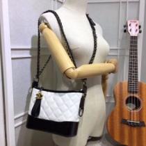 話題となる人気品CHCHスーパーコピーレディースショルダーバッグ本革ゴルードココマーク付き