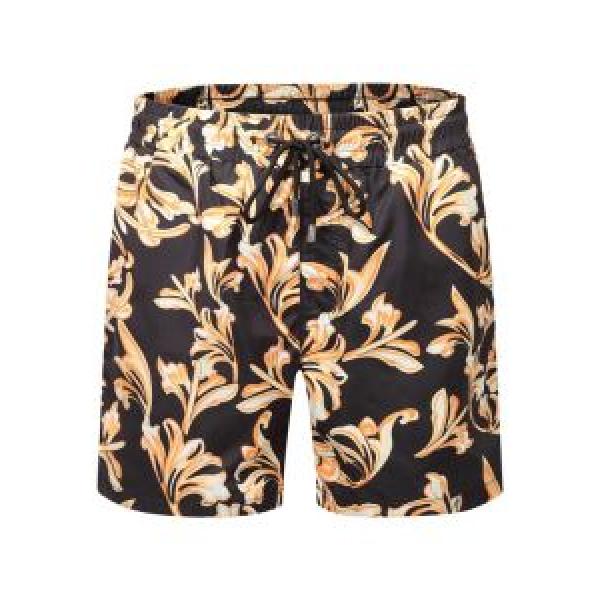 ファッションの最先端 VERSACEショートパンツ 流行っているヴェルサーチ2026年春夏シーズン