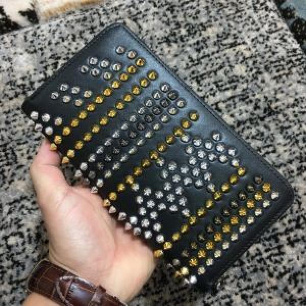 毎年流行り定番アイテムおすすめ クリスチャンルブタン Christian Louboutin ビジネスケース 大人カジュアル