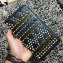 毎年流行り定番アイテムおすすめ クリスチャンルブタン Christian Louboutin ビジネスケース 大人カジュアル