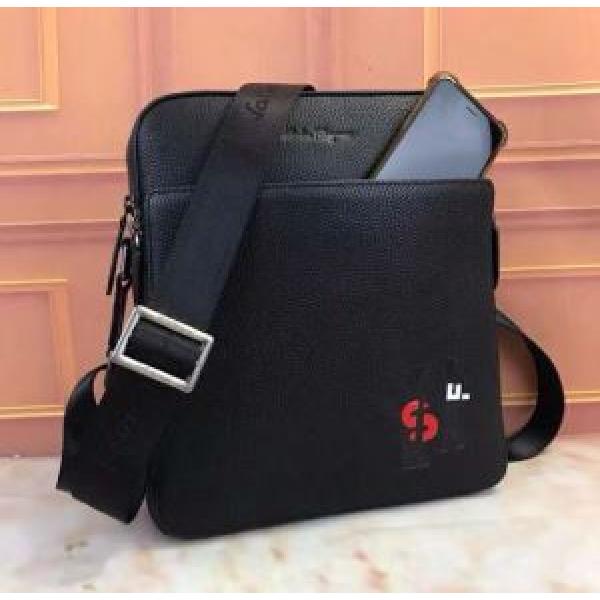 2026有名人同じアイテム サルヴァトーレフェラガモ FERRAGAMO ショルダーバッグ