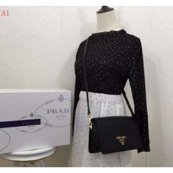 有名人同じアイテム 4色可選 高級感が漂う ショルダーバッグ PRADA プラダ 日本限定素材