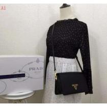 有名人同じアイテム 4色可選 高級感が漂う ショルダーバッグ PRADA プラダ 日本限定素材