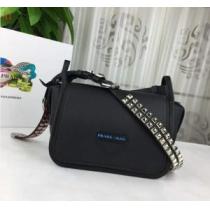 上品でファッション PRADA プラダ 希少性の高い  ショルダーバッグ 多色可選