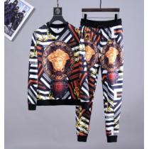 ファッションの最先端！ 上品でファッション ヴェルサーチVERSACE 上下セッ...