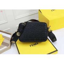 FENDI フェンディ 希少性の高い 4色可選  期間限定セール ショルダーバッ...