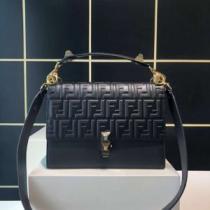 2026秋冬の定番新品到来! FENDI フェンディ 高級感が漂う ショルダーバ...