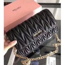 目前の注目ブランド　ショルダーバッグ  3色可選　秋冬大活躍　ミュウミュウ MIUMIU