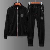 海外先行発売！ヴェルサーチ2026年秋冬入荷 VERSACE 上下セット現代的な印象