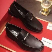 FERRAGAMO サルヴァトーレフェラガモ カジュアルシューズ 目前の注目ブラ...