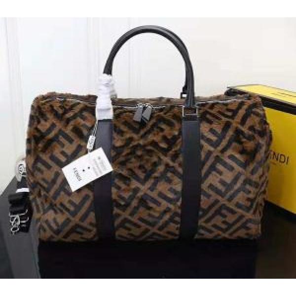 フェンディ FENDI 2026秋冬の定番新品到来! キャリーバッグ  大胆なデザイン
