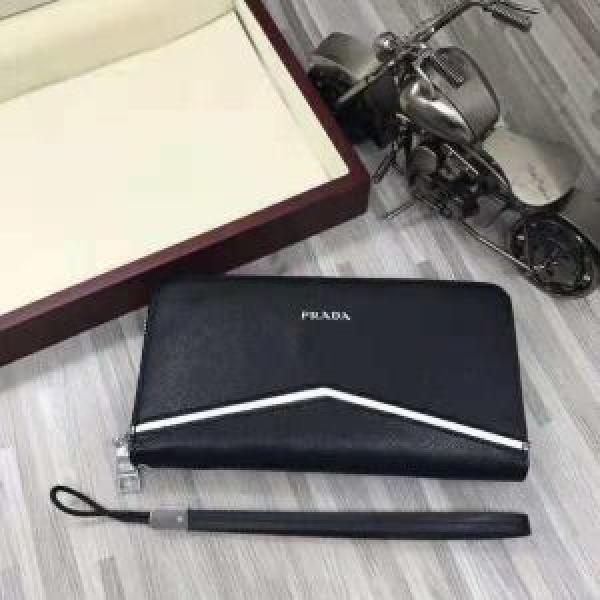 2026年秋冬シーズン PRADA カジュアルスタイルに プラダ 長財布大流行中