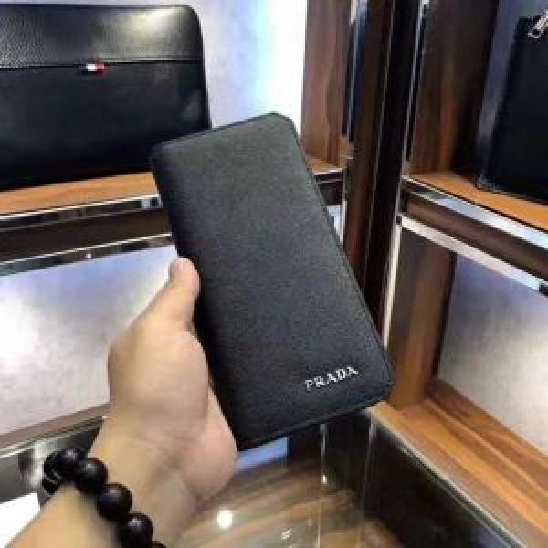 PRADA プラダ 冬季限定販売 二つ折り財布 秋冬セール2026秋冬の定番新品到来!