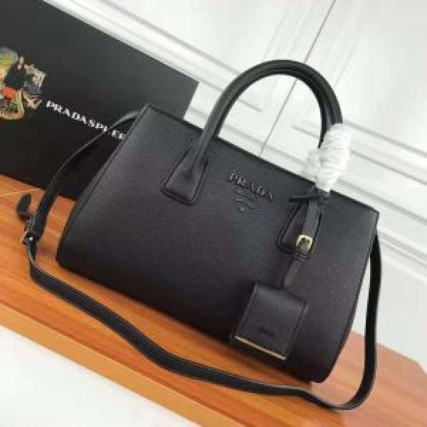 人目を引く存在感 現代的な印象 最終数量限り！ 4色可選 PRADA プラダ ハンドバッグ